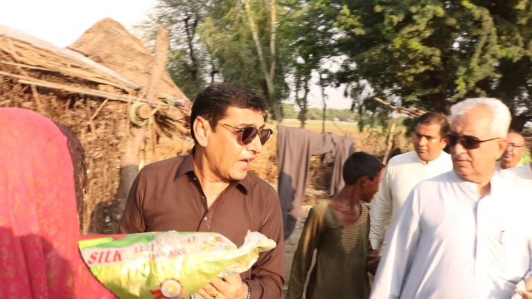 Pakistan Hindu Council distributed ration bags among flood affectees & further organized a mobile medical camp in Matiyari, Oderolal & Saeedpur.  #PakistanHinduCouncil #FloodRelief #Matiyari #Oderolal #Saeedpur